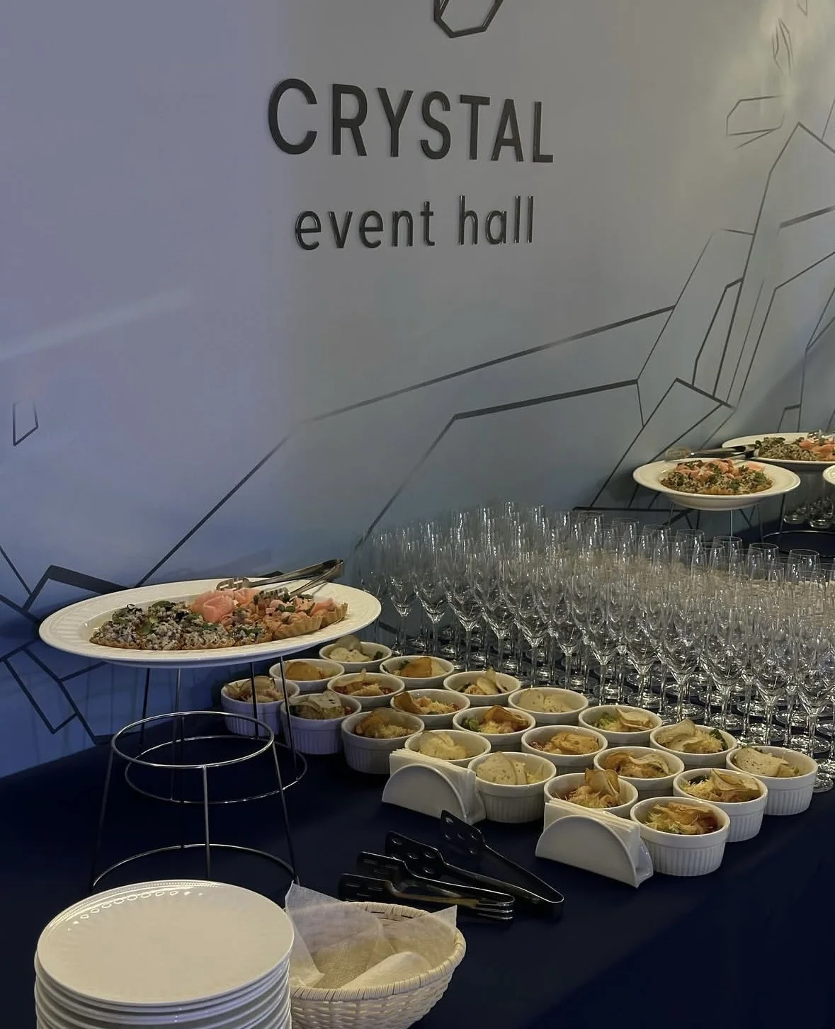 Фуршетный стол с закусками и напитками на празднике в Crystal Event Hall